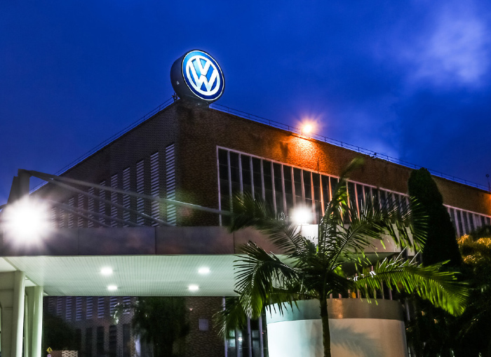 Foto noturna da fachada da VW do Brasil
