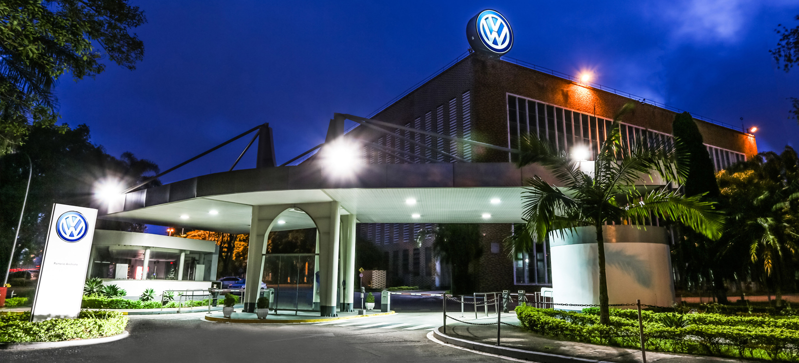 Foto noturna da fachada VW