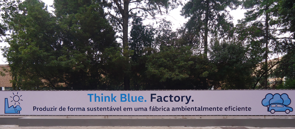 Foto fábrica com faixa Think Blue. Factory. Produzir de forma sustentável em uma fábrica ambientalmente eficienet